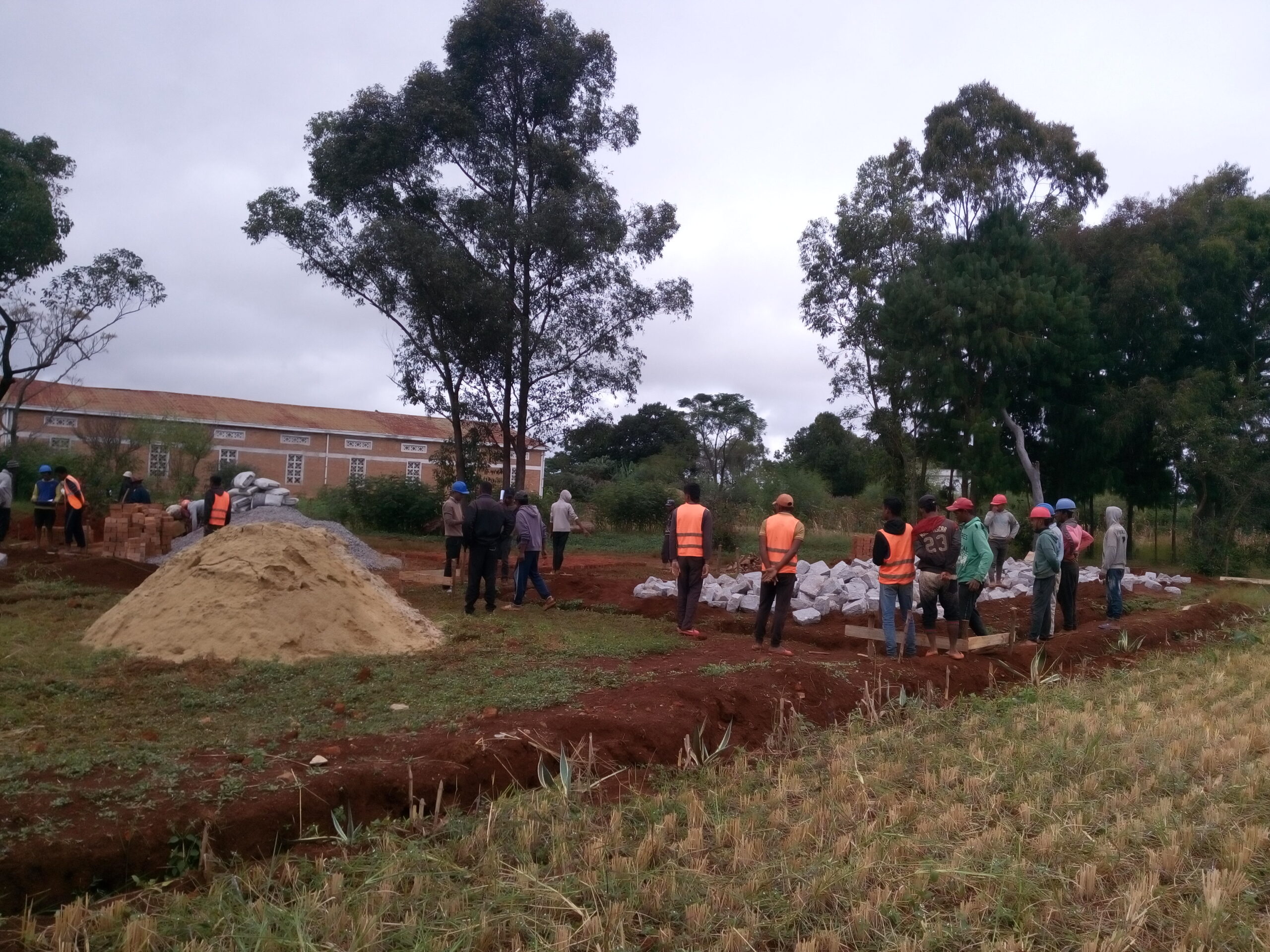 2024 1604 Première pose pierre EPC Andakana (1)