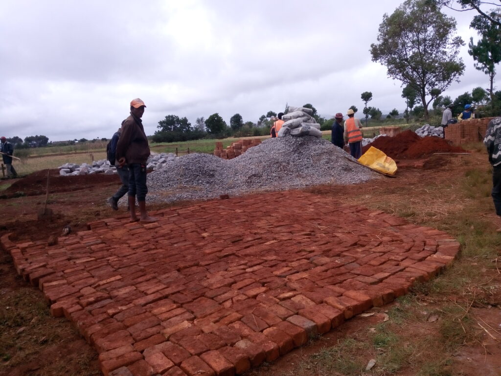 2024 1604 Première pose pierre EPC Andakana (3)